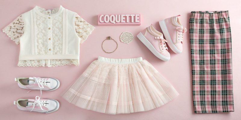 レース、フリル、ミニスカートで「コケット」要素をプラス